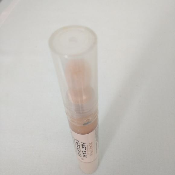 Revolution Fast Base Concealer - Picture 4 of 5
